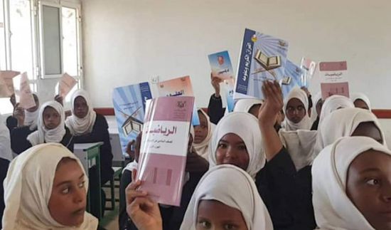 "خليفة الإنسانية" تدعم 1719 طالبًا في حديبو بالكتب الدراسية