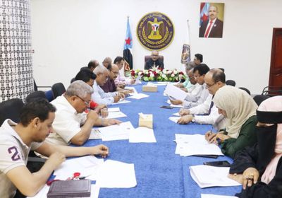 "أمانة الانتقالي" تستنكر التفاف الشرعية على الانسحاب من أبين