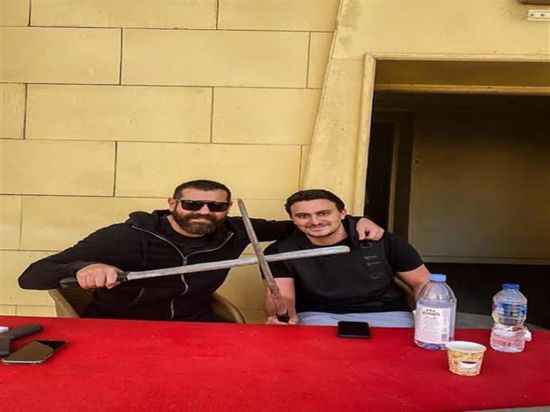 نجل أحمد السقا بصحبة عمرو يوسف في كواليس "الملك أحمس"