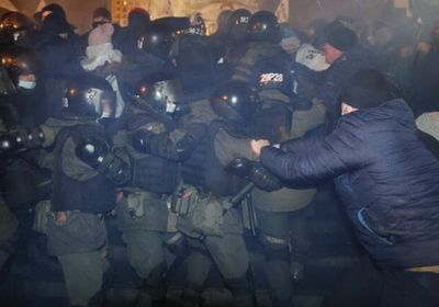 إصابة 40 من أفراد الشرطة الأوكرانية في مواجهات مع المحتجين على إجراءات كورونا