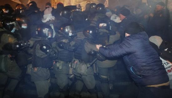 إصابة 40 من أفراد الشرطة الأوكرانية في مواجهات مع المحتجين على إجراءات كورونا