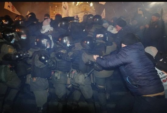أوكرانيا.. اشتباكات عنيفة بين الشرطة ومحتجين بسبب كورونا 
