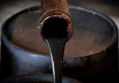  النفط ينخفض 0.4 %.. برنت يسجل 50.55 دولار ًا للبرميل
