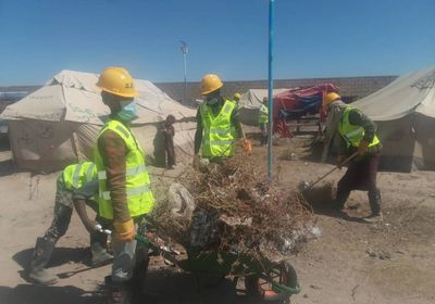 حملة نظافة في مخيمات النازحين بتعز