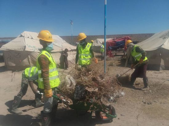 حملة نظافة في مخيمات النازحين بتعز