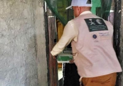 فرق سلمان للإغاثة توزع تمورًا في تعز