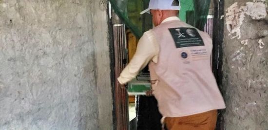 فرق سلمان للإغاثة توزع تمورًا في تعز