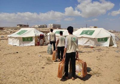 مساعدات إيوائية لـ 180 نازحًا في الشحر