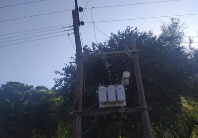 مخاوف من سقوط أعمدة الكهرباء في ردفان