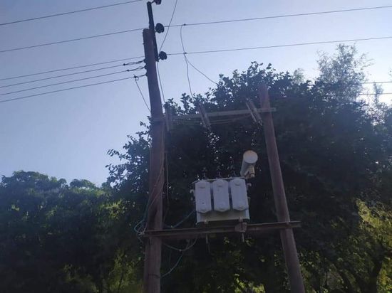 مخاوف من سقوط أعمدة الكهرباء في ردفان