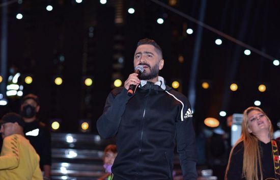 بالصور.. تامر حسني يكشف عن تحضيرات حفله الليلة في دبي