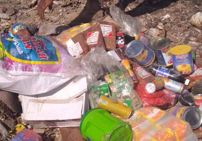 "تجارة الملاح" يُتلف مواد استهلاكية فاسدة