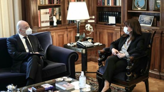  وزير خارجية اليونان يطلع رئيسة بلاده على "السلوك التركي المنحرف"