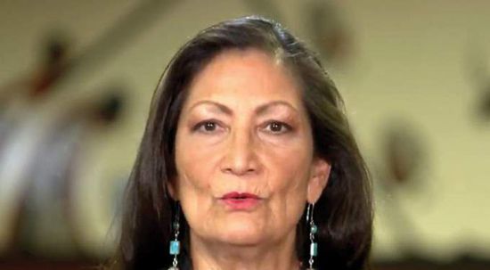 بايدن يعتزم تعيين ديب هالاند وزيرة للداخلية