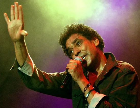 نقل محمد منير المستشفى بعد تعرضه لوعكة صحية