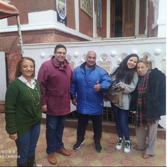 بالصور.. إيمي سمير غانم تزور مدرستها القديمة