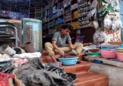 إغلاق 12 محلًا مخالفًا للتسعيرة في سقطرى