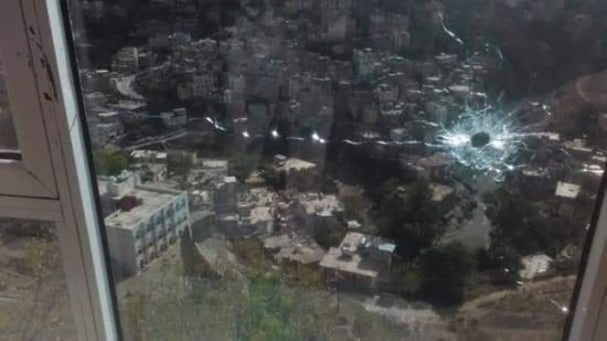 كاد يتحول لمذبحة.. هجوم مسلح على منزل بإب