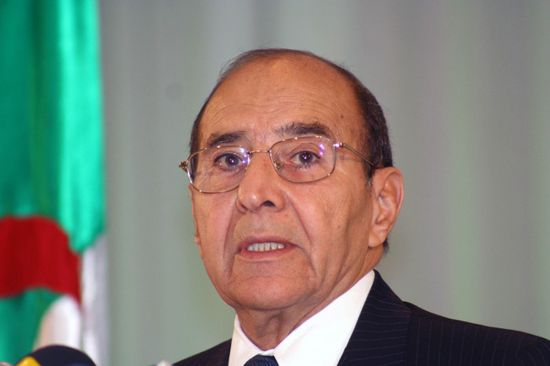 وفاة وزير الداخلية الجزائري الأسبق