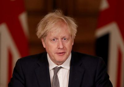 جونسون يستدعي كبار الوزراء لمناقشة كيفية احتواء كورونا