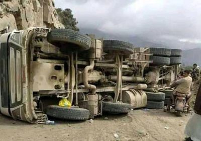 انقلاب قاطرة يوقف الطريق الرابط بين تعز ولحج