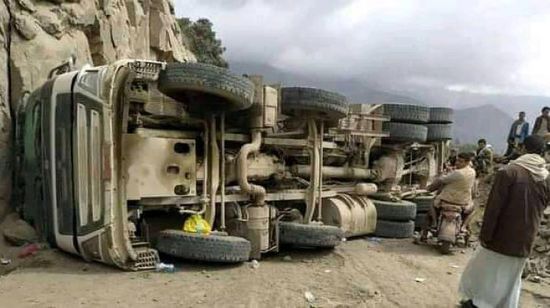 انقلاب قاطرة يوقف الطريق الرابط بين تعز ولحج