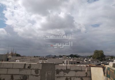 بالصور.. هطول أمطار خفيفة على جعار بأبين