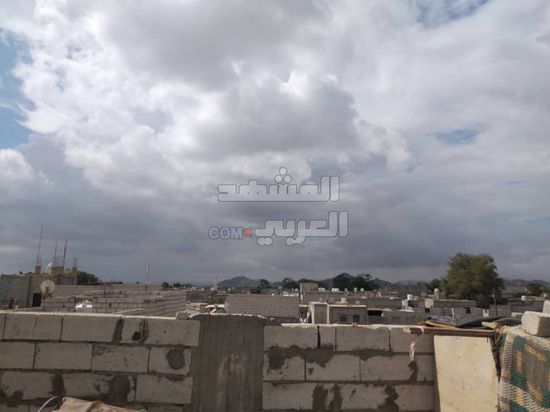 بالصور.. هطول أمطار خفيفة على جعار بأبين