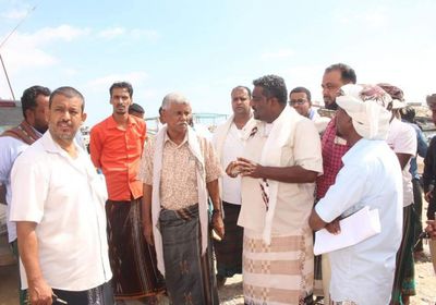 إزالة عشوائيات لتنفيذ سفلتة الخط البحري بالشحر (صور)