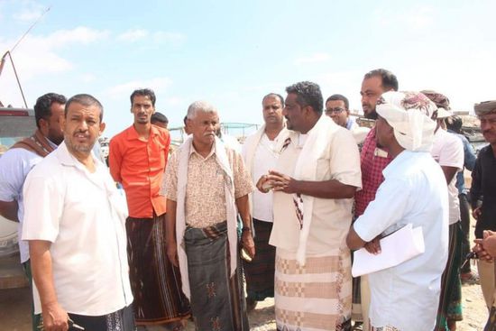 إزالة عشوائيات لتنفيذ سفلتة الخط البحري بالشحر (صور)