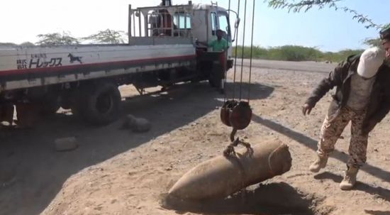 شاهد.. إبعاد صاروخ حوثي من منطقة سكنية بالخوخة