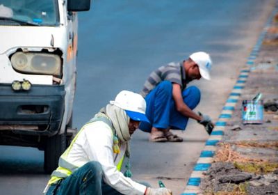 تركيب علامات مرورية إرشادية بالطريق البحري في عدن