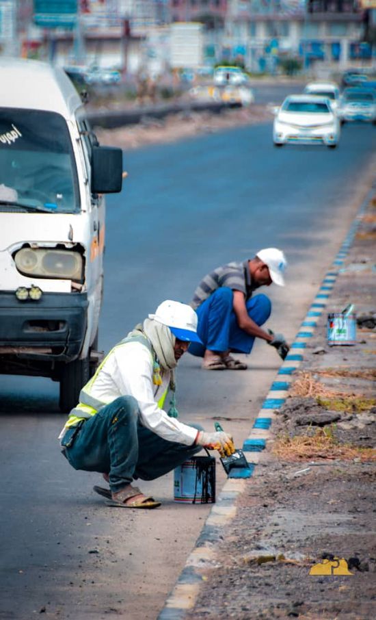 تركيب علامات مرورية إرشادية بالطريق البحري في عدن
