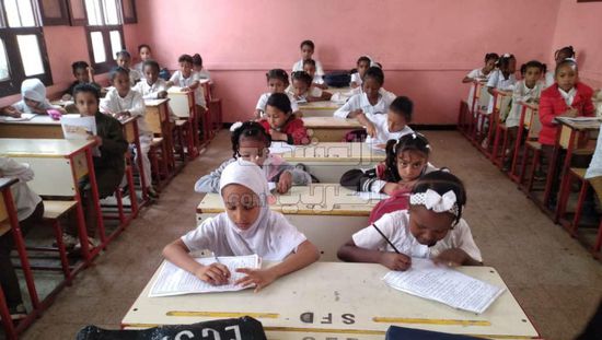 طلاب مدارس أبين يؤدون امتحانات الفصل الأول