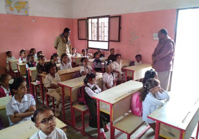 قيادي بـ "انتقالي خنفر" يتفقد سير الامتحانات في مدرستي الحمزة والخنساء