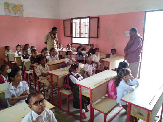 قيادي بـ "انتقالي خنفر" يتفقد سير الامتحانات في مدرستي الحمزة والخنساء