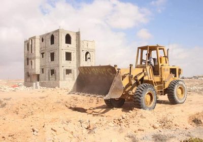 إزالة عشوائيات شرق الإرسال الإذاعي في الشحر