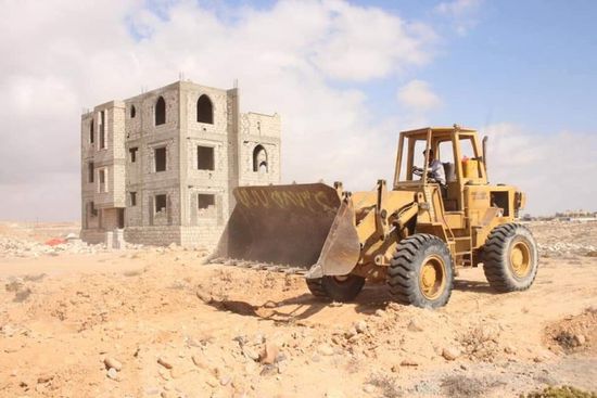 إزالة عشوائيات شرق الإرسال الإذاعي في الشحر