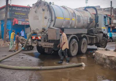 لليوم الثاني.. إزالة مياه الأمطار من شوارع الشيخ عثمان