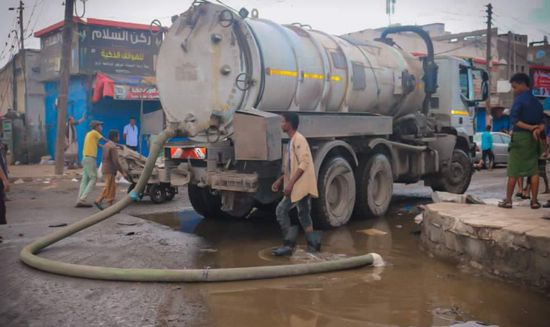 لليوم الثاني.. إزالة مياه الأمطار من شوارع الشيخ عثمان