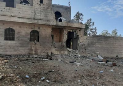 أضرار بالغة جراء قصف حوثي لشارع الخمسين بالحديدة