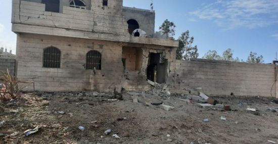 أضرار بالغة جراء قصف حوثي لشارع الخمسين بالحديدة