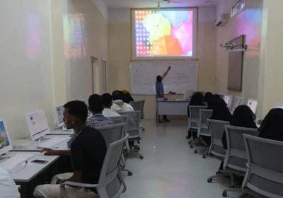 عشرات الطلاب يلتحقون بدورات تدعمها "خليفة الإنسانية" في سقطرى