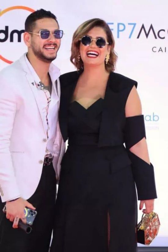 إلهام شاهين تكشف طبيعة علاقة نجل شقيقها والفنانة هنا شيحة (فيديو)