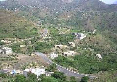 حوثي يقطع طريق الزبيرة بتعز ويحتجز المسافرين