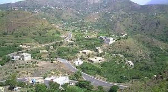 حوثي يقطع طريق الزبيرة بتعز ويحتجز المسافرين