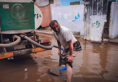 سحب مياه الأمطار من شوارع الشيخ عثمان