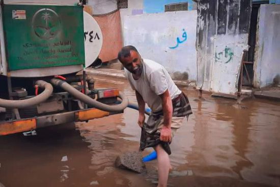 سحب مياه الأمطار من شوارع الشيخ عثمان