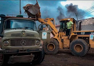 إزالة الحواجز من طريق سجن المنصورة في عدن