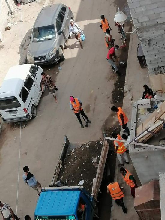 تواصل جهود رفع مخلفات الأمطار بالشيخ عثمان